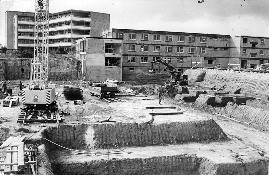 September 1968: Das Bild zeigt die gewaltige Baugrube für den Neubau der Frauenklinik am Gesundbrunnen. September 1968: Das Bild zeigt die gewaltige Baugrube für den Neubau der Frauenklinik am Gesundbrunnen.