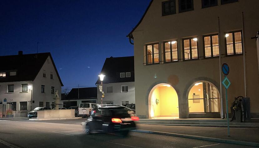 Es kommt endlich Licht in die Haushaltsmisere von Löwenstein. Im Rathaus ist nunmehr der Haushaltsplan 2025 erstellt und vom Gemeinderat beschlossen worden. Es kommt endlich Licht in die Haushaltsmisere von Löwenstein. Im Rathaus ist nunmehr der Haushaltsplan 2025 erstellt und vom Gemeinderat beschlossen worden.