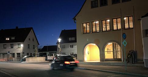 Es kommt endlich Licht in die Haushaltsmisere von Löwenstein. Im Rathaus ist nunmehr der Haushaltsplan 2025 erstellt und vom Gemeinderat beschlossen worden. Es kommt endlich Licht in die Haushaltsmisere von Löwenstein. Im Rathaus ist nunmehr der Haushaltsplan 2025 erstellt und vom Gemeinderat beschlossen worden.