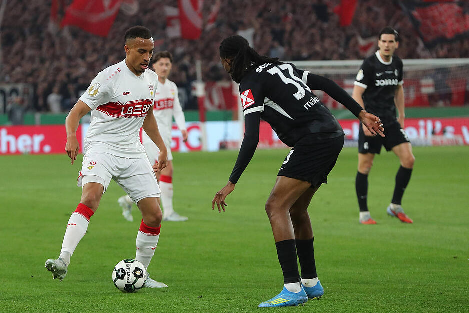 Jamie Leweling: Hatte seine Aktionen, lie&szlig; sich defensiv aber in mancher Situation zu leicht ausdribbeln. Note: 4