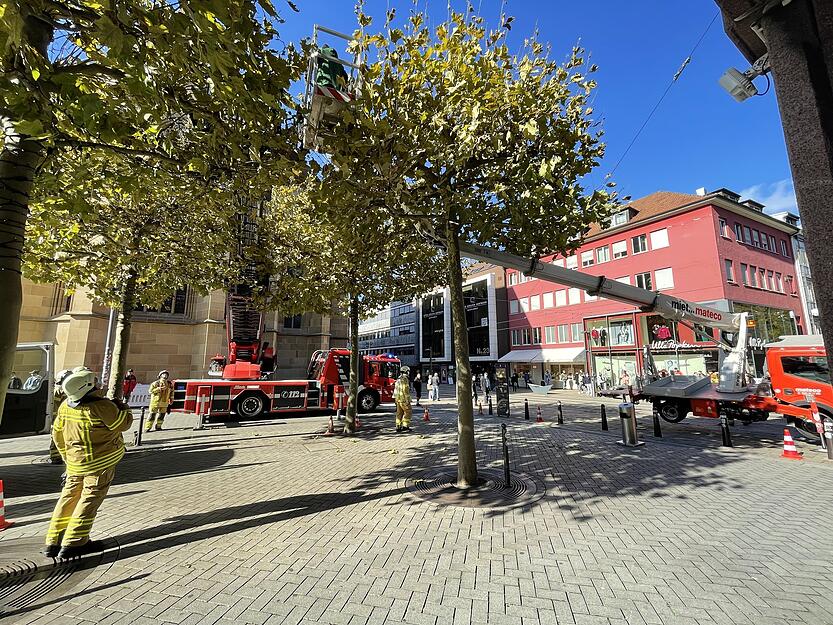 Feuerwehreinsatz am Kiliansplatz nach Hubsteiger-Unfall