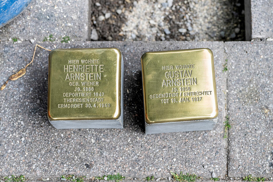 Die Steine erinnern an die NS-Opfer Henriette und Gustav Arnstein. Die Steine erinnern an die NS-Opfer Henriette und Gustav Arnstein.