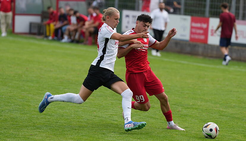 Alperen Yilmaz (rechts) - hier noch in der Vorbereitung gegen den VfB Eppingen - traf für Türkspor Eppingen zwei Mal zur frühen 2:0-Führung.