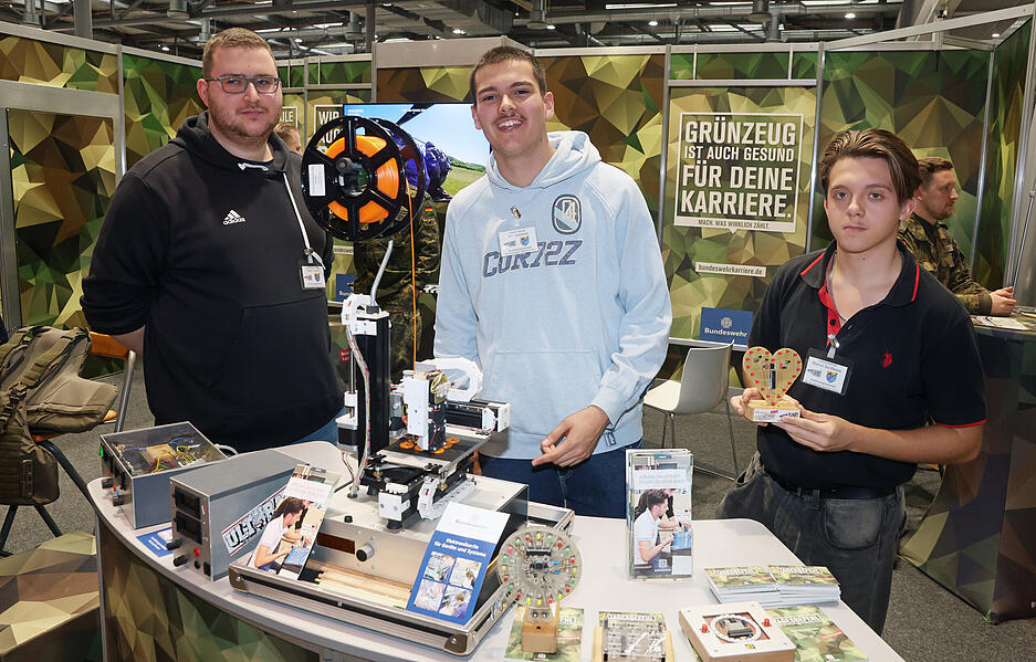 Informationsstände, Vortragszonen und Präsentationswände sind die Anlaufstellen, an denen auf der Heilbronner Berufswelt-Messe zwanglose Gespräche über Ausbildungs- und Studienwege und aktuelle Jobangebote geführt werden.