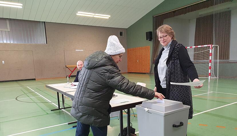 „Die Eibensbacher stehen für ihren Ort ein“: Als langjährige Wahlhelferin kennt sich Annegret Doll (rechts) mit dem Ablauf von Wahlen bestens aus. In der Blankenhornhalle wird zur Mittagszeit im Minutentakt abgestimmt.