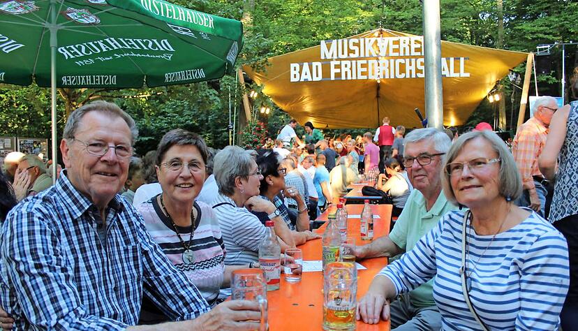 Sind über den Neckar von Bad Wimpfen gekommen (v.l.): Willi und Helga Ruckwied sowie Gerhard und Rita Brixner. Foto: Werner Glanz Sind über den Neckar von Bad Wimpfen gekommen (v.l.): Willi und Helga Ruckwied sowie Gerhard und Rita Brixner. Foto: Werner Glanz