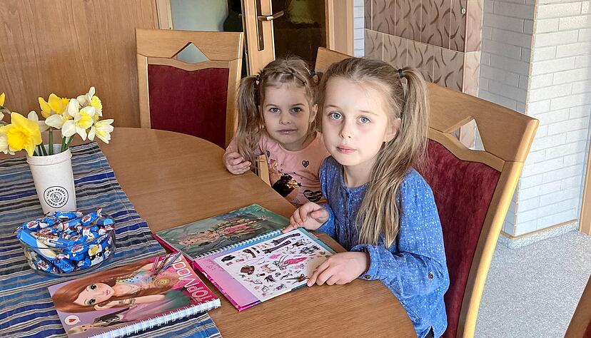 Alle packen an: Gemeinsam mit ihren Freunden hat Familie Ackermann aus Wimmental ihr Haus in Eschenau auf die Schnelle für zwei geflüchtete Familien bezugsfertig gemacht. Die beiden kleinen Ukrainerinnen scheinen sich wohlzufühlen. Alle packen an: Gemeinsam mit ihren Freunden hat Familie Ackermann aus Wimmental ihr Haus in Eschenau auf die Schnelle für zwei geflüchtete Familien bezugsfertig gemacht. Die beiden kleinen Ukrainerinnen scheinen sich wohlzufühlen.