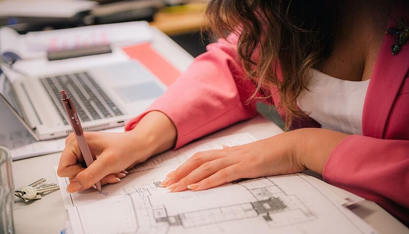 Als Objektleiterin mit dem Kerngesch&auml;ft Facility Management ist die 24-j&auml;hrige Annabella Bolsenk&ouml;tter f&uuml;r die technische Wartung und Instandhaltung verschiedener Geb&auml;ude in Berlin zust&auml;ndig.