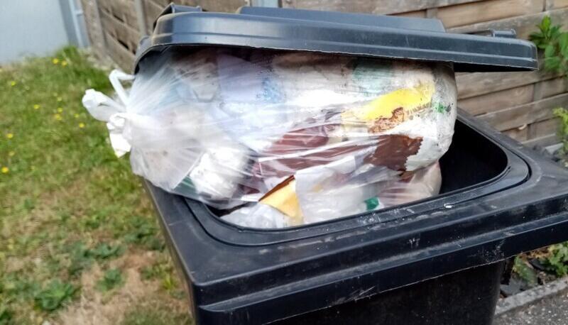 Bisher werden Restm&uuml;lltonnen bei der Abholung von den M&uuml;llwerkern nur darauf kontrolliert, ob sie &uuml;berf&uuml;llt sind. 2025 analysiert die Abfallwirtschaft erstmals auch die Inhalte - zun&auml;chst noch anonym und ohne Sanktionen. Der Grund: Die Fehlw&uuml;rfe sollen drastisch reduziert werden, weil die Gesetze immer strenger werden, sprich: Vermeidung und Wiederverwertung von M&uuml;ll forciert werden soll.