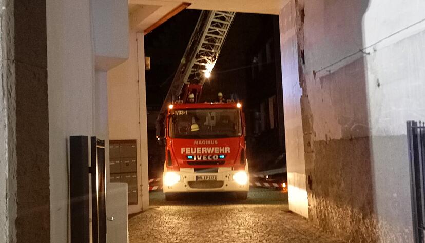 Großeinsatz der Eppinger Feuerwehr am Abend des 21. Oktober in der Altstadt: Fahrer des Einsatzfahrzeugs hat die sperrige Drehleiter in den Innenhof neben dem Pfefferturm zu manövrieren. Großeinsatz der Eppinger Feuerwehr am Abend des 21. Oktober in der Altstadt: Fahrer des Einsatzfahrzeugs hat die sperrige Drehleiter in den Innenhof neben dem Pfefferturm zu manövrieren.