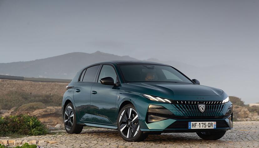 Facelift: Die aufgefrischte Frontpartie des Peugeot 308 kommt mit einer stark ver&auml;nderten Lichtsignatur und beleuchtetem L&ouml;wenlogo.