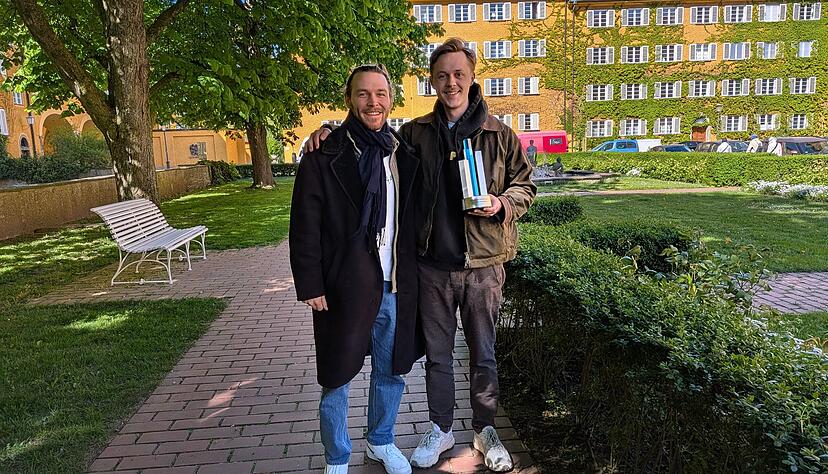 Sven Mehlhorn (links) aus Gundelsheim-H&ouml;chstberg und Arne J&uuml;rgens aus Schwaigern pr&auml;sentieren am Morgen nach der Preisverleihung in M&uuml;nchen ihre Auszeichnung.