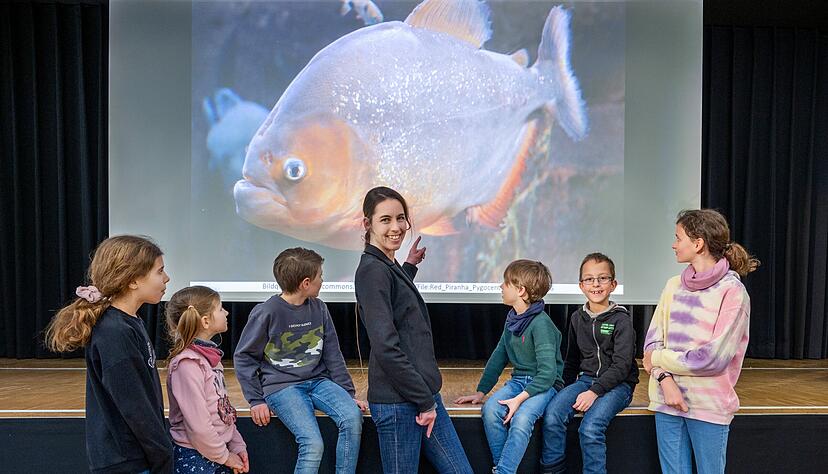 Sonja Zeman von der LMU München (Mitte) hat bei der jüngsten Kinder-Uni-Vorlesung einen Einblick in die Sprache der Tiere gegeben.
Foto: Christiana Kunz
