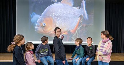 Sonja Zeman von der LMU München (Mitte) hat bei der jüngsten Kinder-Uni-Vorlesung einen Einblick in die Sprache der Tiere gegeben.
Foto: Christiana Kunz