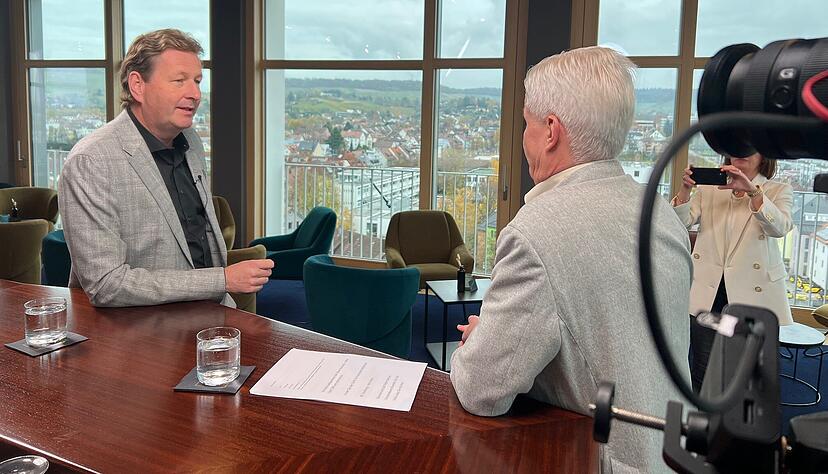 Sparkassen-Chef Ralf Peter Beitner (links) im Gespräch mit Stimme-Chefredakteur Uwe Ralf Heer. Sparkassen-Chef Ralf Peter Beitner (links) im Gespräch mit Stimme-Chefredakteur Uwe Ralf Heer.