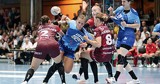 Einmal mehr kaum aufzuhalten: Munia Smits (am Ball) machte in Halle-Neustadt zwar nicht alles richtig, steuerte aber − ebenso wie Antje Döll − acht Treffer zum ersten Saisonsieg der Sport-Union bei.