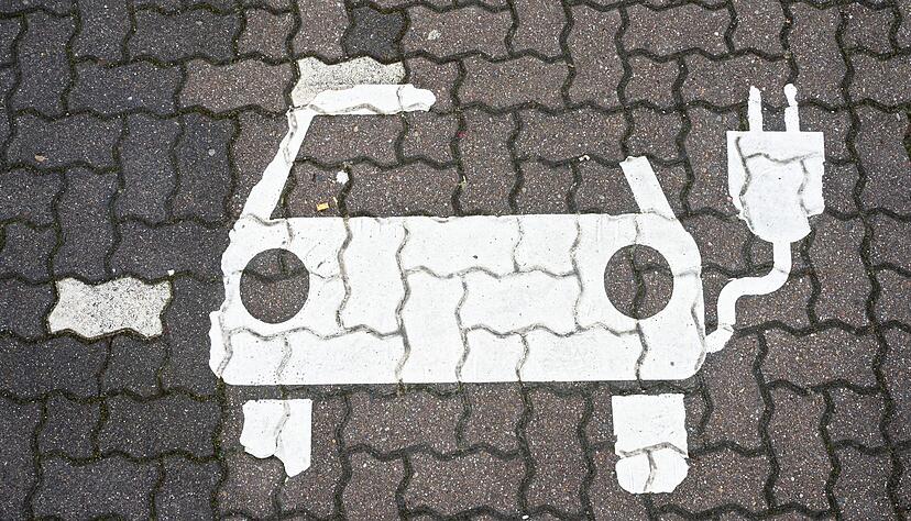 Ein Symbol markiert einen Parkplatz für Elektroautos an Ladesäulen für E-Auto an einem Rastplatz. Foto: Julian Stratenschulte/dpa Ein Symbol markiert einen Parkplatz für Elektroautos an Ladesäulen für E-Auto an einem Rastplatz. Foto: Julian Stratenschulte/dpa