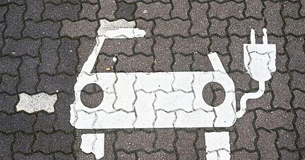 Ein Symbol markiert einen Parkplatz f&uuml;r Elektroautos an Lades&auml;ulen f&uuml;r E-Auto an einem Rastplatz.