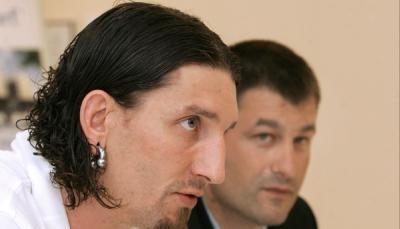 Holger Kaiser (r) sitzt neben Stefan Kretzschmar bei einer Pressekonferenz.