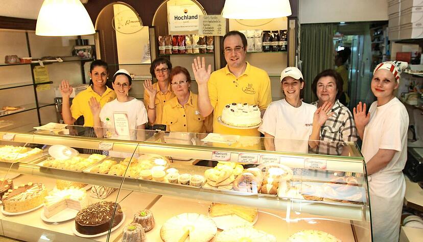 Andreas Romann (mit Torte) und sein Team sagen Adieu. Am Freitag (13 bis 18 Uhr) und Samstag (9 bis 18 Uhr) ist Ausverkauf beim Hausflohmarkt.Foto: Andreas Veigel Andreas Romann (mit Torte) und sein Team sagen Adieu. Am Freitag (13 bis 18 Uhr) und Samstag (9 bis 18 Uhr) ist Ausverkauf beim Hausflohmarkt.Foto: Andreas Veigel