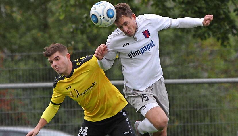 Im Hinspiel waren Manuel Hofmann (rechts) und der FSV Hollenbach obenauf. Die Sportfreunde Schwäbisch Hall mit Gabriel-Cosmin Simion verloren mit 0:2.
Foto: Alexander Bertok Im Hinspiel waren Manuel Hofmann (rechts) und der FSV Hollenbach obenauf. Die Sportfreunde Schwäbisch Hall mit Gabriel-Cosmin Simion verloren mit 0:2.
Foto: Alexander Bertok