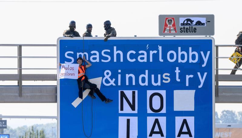 Ein Aktivist bei einer Banneraktion an einer Schilderbr&uuml;cke &uuml;ber der Autobahn A9 bei F&uuml;rholzen in Fahrtrichtung M&uuml;nchen.