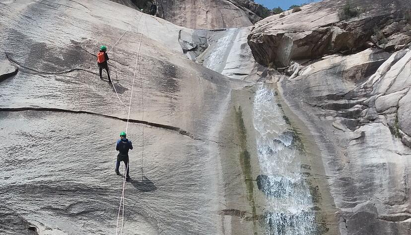 Die gr&ouml;&szlig;te Herausforderung w&auml;hrend der Purcaraccia-Tour: Abseilen neben einem Wasserfall.