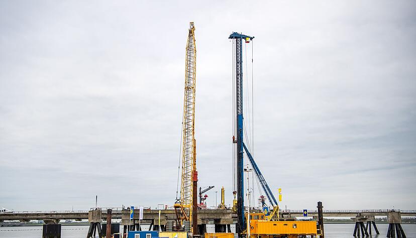 Am zuk&uuml;nftigen Anleger f&uuml;r das FSRUs (floating Storage and Regasification Units) f&uuml;r den Fl&uuml;ssiggasimport f&uuml;r Deutschland findet der erste Rammschlag statt.