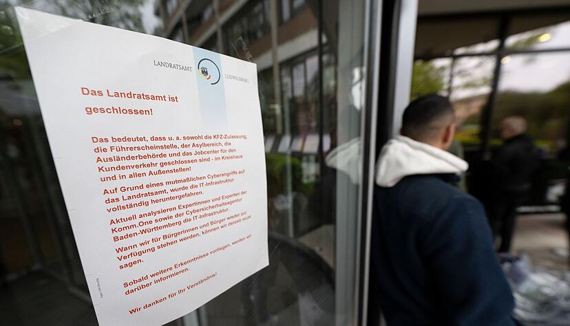 Ein Aushang wies auf die vorübergehende Schließung des Ludwigsburger Landratsamts hin. Ein Aushang wies auf die vorübergehende Schließung des Ludwigsburger Landratsamts hin.