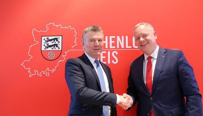 Ian Schölzel (links) ist neuer Landrat des Hohenlohekreises. Amtsinhaber Matthias Neth, der am 30. April ausscheidet, gratuliert ihm. Ian Schölzel (links) ist neuer Landrat des Hohenlohekreises. Amtsinhaber Matthias Neth, der am 30. April ausscheidet, gratuliert ihm.