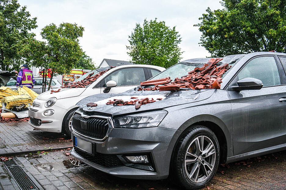 Herabgestürzte Dachziegel haben im Stadtteil Donaustetten nach dem Unwetter parkende Fahrzeuge beschädigt. Herabgestürzte Dachziegel haben im Stadtteil Donaustetten nach dem Unwetter parkende Fahrzeuge beschädigt.