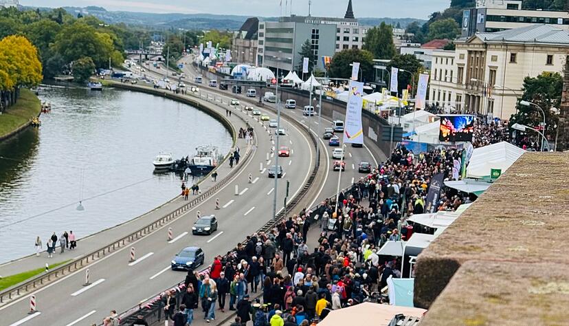 Bei der Einheitsfeier rund um die Saarbrücker Innenstadt und die Saar drängten sich vor allem am Freitag Tausende Menschen über die Festmeile.