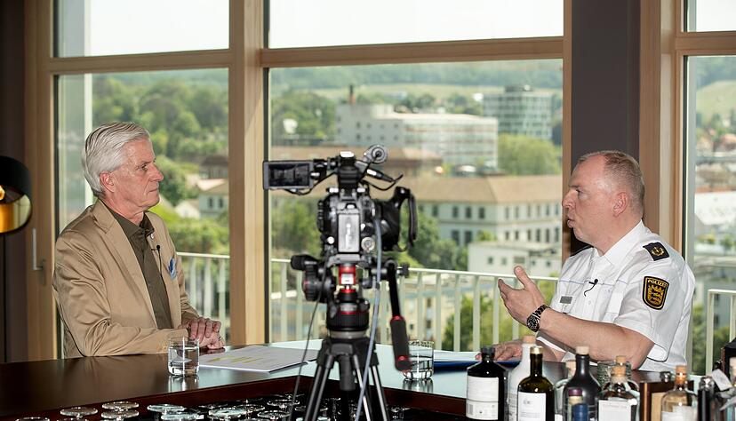 Frank Spitzmüller (rechts) im Gespräch mit Uwe Ralf Heer: Ein Ziel sei es, die Polizei sichtbarer zu machen.
Foto: Andreas Veigel Frank Spitzmüller (rechts) im Gespräch mit Uwe Ralf Heer: Ein Ziel sei es, die Polizei sichtbarer zu machen.
Foto: Andreas Veigel
