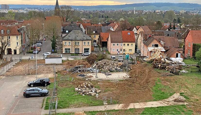 Die Vorbereitungen f&uuml;r den Anbau der Grundschule und den Lebensmittelmarkt in B&ouml;ckingen haben begonnen. Die alte Metzgerei ist abgebrochen.
Foto: Sabine Friedrich