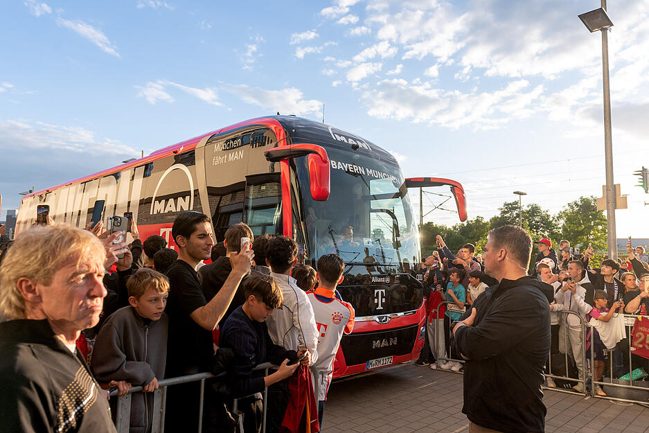 Ein Mannschaftsbus brachte die Spieler des FC Bayern München nach Neckarsulm ans Welcome Hotel. Ein Mannschaftsbus brachte die Spieler des FC Bayern München nach Neckarsulm ans Welcome Hotel.