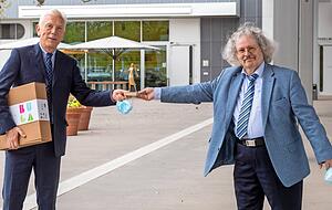 Mit geb&uuml;hrendem Abstand verabschiedet Oberb&uuml;rgermeister Harry Mergel vor der Harmonie Amtsarzt Klaus-Peter Axmann in den Ruhestand.
Foto: Mario Berger