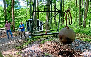 Die vier Tonnen schwere Mintrop-Kugel kurz vor dem Einschlag. Die Umstehenden sp&uuml;ren den Einschlag gut, ...