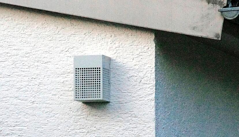 Jugendliche werden an der Kasteneck-Grundschule mit Geräuschen vertrieben. Das Gerät - etwa schuhschachtelgroß - hängt in über zwei Meter Höhe an der Wand und ist geschützt mit einer Verkleidung. Jugendliche werden an der Kasteneck-Grundschule mit Geräuschen vertrieben. Das Gerät - etwa schuhschachtelgroß - hängt in über zwei Meter Höhe an der Wand und ist geschützt mit einer Verkleidung.