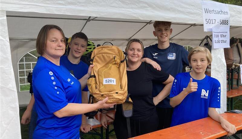 Das Team an der Wertsachen-Annahme ist bestens gelaunt.