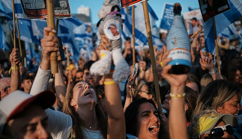 13.10.2025, Israel, Tel Aviv: Menschen versammeln sich, um eine Live-Übertragung der Freilassung israelischer Geiseln aus dem Gazastreifen auf dem Platz der Geiseln zu verfolgen. Die Freilassung erfolgte im Rahmen eines Waffenstillstandsabkommens zwischen Israel und der Hamas. Foto: Emilio Morenatti/AP/dpa +++ dpa-Bildfunk +++ 13.10.2025, Israel, Tel Aviv: Menschen versammeln sich, um eine Live-Übertragung der Freilassung israelischer Geiseln aus dem Gazastreifen auf dem Platz der Geiseln zu verfolgen. Die Freilassung erfolgte im Rahmen eines Waffenstillstandsabkommens zwischen Israel und der Hamas. Foto: Emilio Morenatti/AP/dpa +++ dpa-Bildfunk +++
