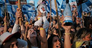 13.10.2025, Israel, Tel Aviv: Menschen versammeln sich, um eine Live-Übertragung der Freilassung israelischer Geiseln aus dem Gazastreifen auf dem Platz der Geiseln zu verfolgen. Die Freilassung erfolgte im Rahmen eines Waffenstillstandsabkommens zwischen Israel und der Hamas. Foto: Emilio Morenatti/AP/dpa +++ dpa-Bildfunk +++ 13.10.2025, Israel, Tel Aviv: Menschen versammeln sich, um eine Live-Übertragung der Freilassung israelischer Geiseln aus dem Gazastreifen auf dem Platz der Geiseln zu verfolgen. Die Freilassung erfolgte im Rahmen eines Waffenstillstandsabkommens zwischen Israel und der Hamas. Foto: Emilio Morenatti/AP/dpa +++ dpa-Bildfunk +++