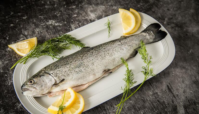 Wer nachhaltig genießen möchte, findet auf der aktualisierten „Guter Fisch“-Liste Empfehlungen für umweltschonend gefangene Fisch- und Muschelarten.