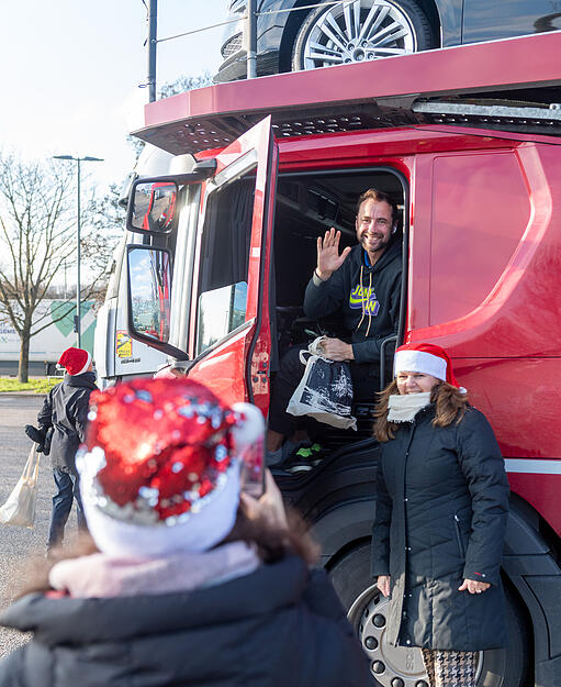 Ehrenamtliche Helfer bringen zur Weihnachtszeit Freude zu den Lkw-Fahrern.