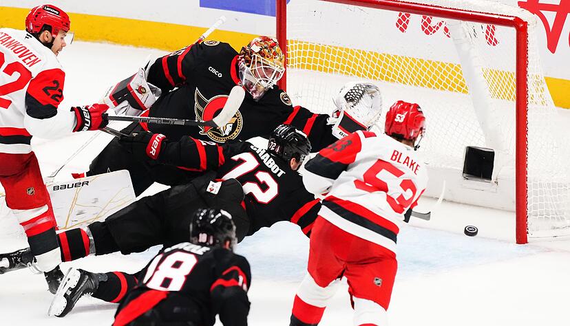 Tim St&uuml;tzle (vorne) und den Senators droht das fr&uuml;he Playoff-Aus.