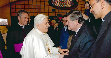 Papstaudienz mit (v.re.) Joseph Ambasseril aus Böckingen und Wolfgang Westenfeld aus Heilbronn. Georg Gänswein (li.) war einst Vikar in Mosbach.
Fotos: Archiv/privat
