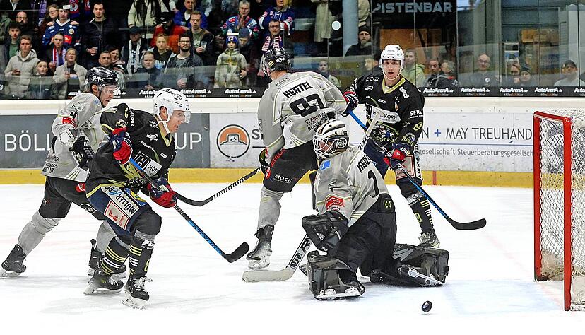 Die schwedischen Zwillinge Pontus (Zweiter von links) und Linus Wernerson Libäck (rechts) hatten einen schweren Stand. Die Erfurter versuchen beständig, die beiden Heißsporne mit Nickligkeiten zu Fouls zu provozieren. Oft genug gelang dies auch.