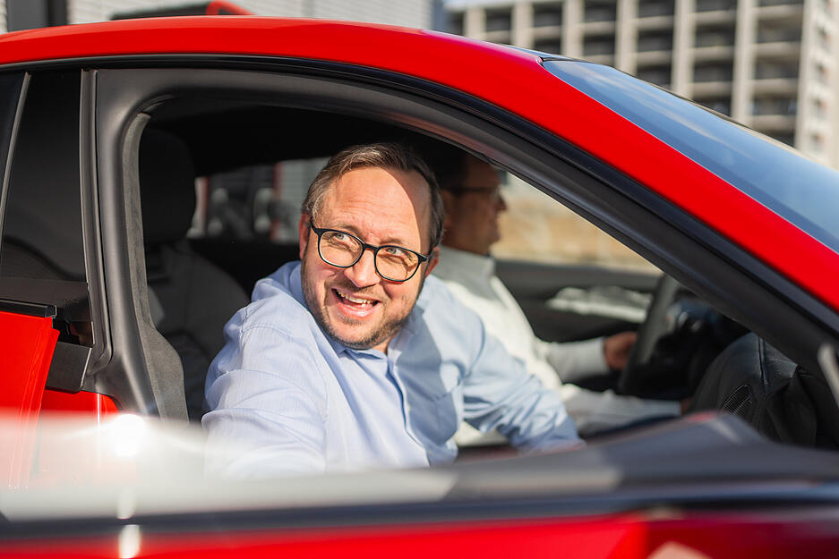 Ganz leichtes Einsteigen: Wird bei dem Modell der Türgriff betätigt, hebt sich das Auto an. Ganz leichtes Einsteigen: Wird bei dem Modell der Türgriff betätigt, hebt sich das Auto an.