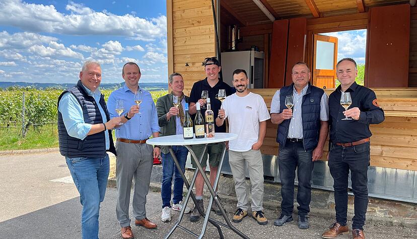 Die Beteiligten (von links): Sven Frank, Bernd Bordon, Kilian Graf von Bentzel-Sturmfeder, Nick Ising vom Weingut Hetzel, Christoph Golter, Steffen Brod und Eberhard Wolf. Die Beteiligten (von links): Sven Frank, Bernd Bordon, Kilian Graf von Bentzel-Sturmfeder, Nick Ising vom Weingut Hetzel, Christoph Golter, Steffen Brod und Eberhard Wolf.