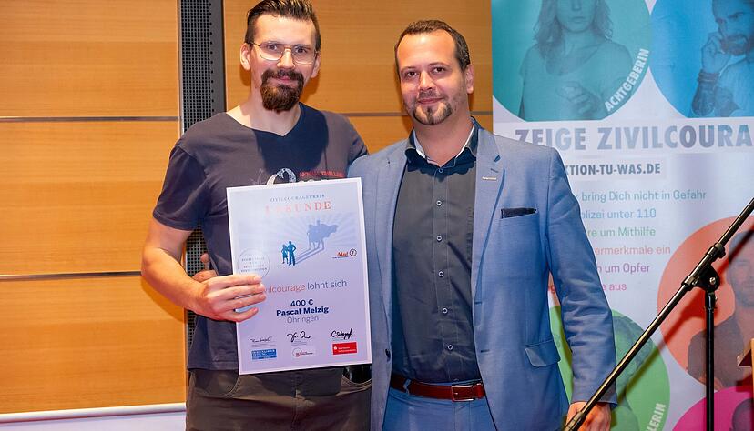 Anpacker: Pascal Melzig (links) mit Andreas Bauer von „Kün-aktiv“. Anpacker: Pascal Melzig (links) mit Andreas Bauer von „Kün-aktiv“.