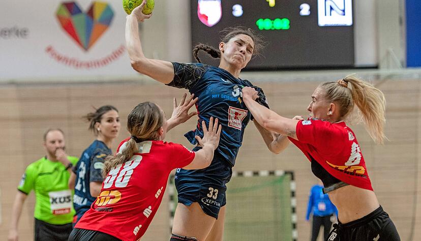Sehr schmerzhaft: Lucie-Marie Kretzschmar (am Ball) und die Neckarsulmerinnen kommen gegen die kämpferischen SV-Abwehr kaum mal zu echter Wucht aus dem Rückraum.
Foto: imago images/Fotostand